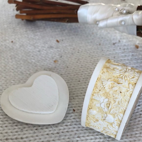 Small Ceramic Heart Shaped Box - Picture 2 of 2